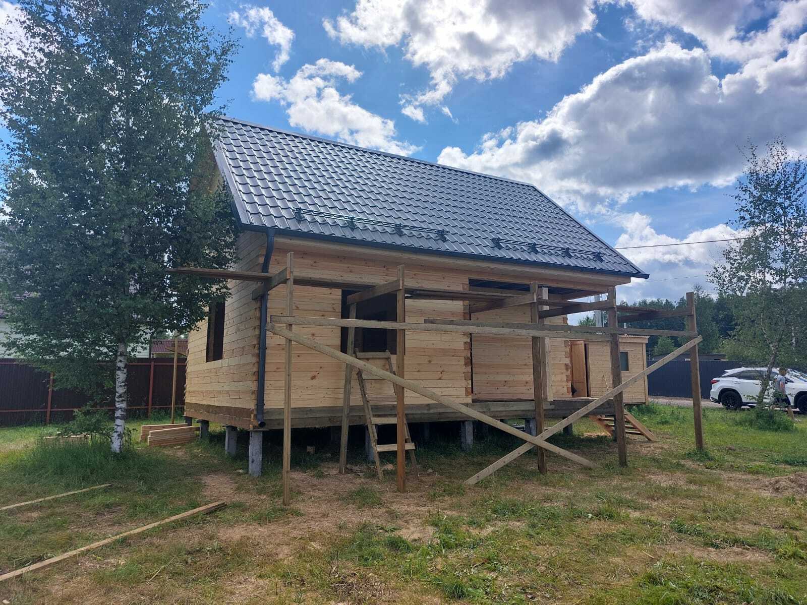 БАНЯ ИЗ БРУСА 8×6 «Б48» (84 кв.м., 2 этажа, 8 на 6, с мансардой, санузлом и крыльцом) — фото 1